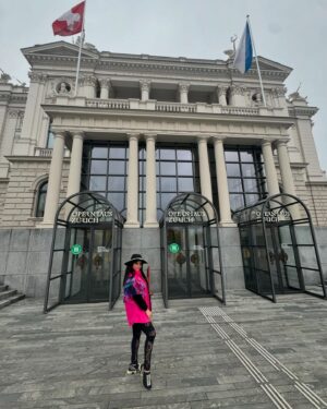 Feyza Civelek Instagram - Böyle güzel bir organizasyonda sevenlerimle bizi buluşturan @istikbal.schweiz ve @suleyman.or ve ailesine sonsuz teşekkürler 
İnanılmaz tarihi ve güzel bir şehirde vakit gecirdim 🥳🤩🎉🤩😍
#zurich #işbirliği #istikbal