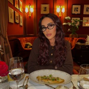 Fidji Ruiz Instagram - 🫎🍒 plutôt Verra ou Ugly Betty