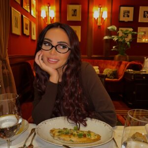 Fidji Ruiz Instagram - 🫎🍒 plutôt Verra ou Ugly Betty