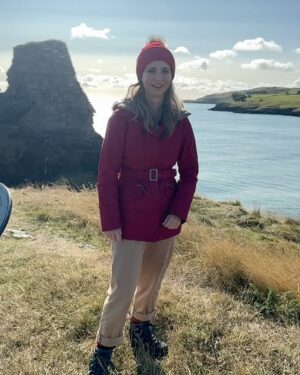 Fiona Gubelmann Instagram - TONIGHT is the night!! “Tis The Season to be Irish” ☘️ airs tonight on @hallmarkchannel. Cannot wait for you to watch. We had way too much fun making this with some wonderful people. @eoincmacken @lesleydemetriades @michael.g.larkin @tickatee @flaviaspeaks 

☘️❤️☘️
#TisTheSeasonToBeIrish #hallmark #christmasmovie #christmas #ireland