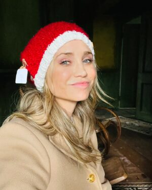 Fiona Gubelmann Instagram - TONIGHT is the night!! “Tis The Season to be Irish” ☘️ airs tonight on @hallmarkchannel. Cannot wait for you to watch. We had way too much fun making this with some wonderful people. @eoincmacken @lesleydemetriades @michael.g.larkin @tickatee @flaviaspeaks 

☘️❤️☘️
#TisTheSeasonToBeIrish #hallmark #christmasmovie #christmas #ireland