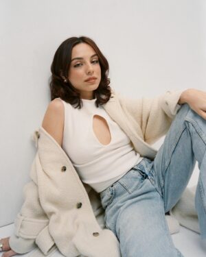 Fiona Palomo Instagram - A few from this beautiful shoot 🤍

Thank you sweet team ~ 

📷: @jonstars 
Hair & Makeup: @bykileyfitz @lorencanbymakeup 
Styling: @_laurengray_