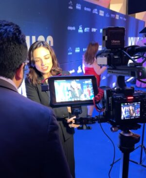 Fiona Palomo Instagram - GANAMOS!! ✨Mejor Actriz 2024!!✨ @canacine_mexico y ✨Mejor Director✨ y ✨Mejor Película✨ por Un Actor Malo @catatonia.prod  wow…. Que hermosa noche. Es un gran gran honor. Gracias a todas las personas que estuvieron anoche, al público, al amor que hemos recibido por esta película, y el reconocimiento que le han brindado a mi trabajo. Está industria es para valientes. Y los buenos actos y trabajos hechos con amor, hablan por sí solos. Así que gracias a todos los demás artistas que le dedican sudor y luz a algo tan bello que eleva el ser, como lo es el cine.