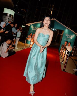 Fita Anggriani Instagram - Red carpet gala premiere film pertamakuh , nengnong zay 😭 @homesweetloanfilm @visinemaid 

Dress by @sebastianredofficial 
Jewelry by @mondial 
Styled by @hagaipakan 
Make up by @melinathemua 
Hair by @diki_hairdo 
📸 by @armanfebryan