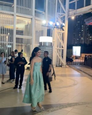 Fita Anggriani Instagram - Red carpet gala premiere film pertamakuh , nengnong zay 😭 @homesweetloanfilm @visinemaid 

Dress by @sebastianredofficial 
Jewelry by @mondial 
Styled by @hagaipakan 
Make up by @melinathemua 
Hair by @diki_hairdo 
📸 by @armanfebryan