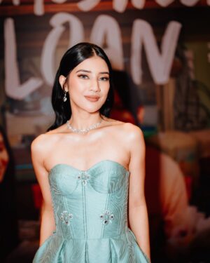 Fita Anggriani Instagram - Red carpet gala premiere film pertamakuh , nengnong zay 😭 @homesweetloanfilm @visinemaid 

Dress by @sebastianredofficial 
Jewelry by @mondial 
Styled by @hagaipakan 
Make up by @melinathemua 
Hair by @diki_hairdo 
📸 by @armanfebryan