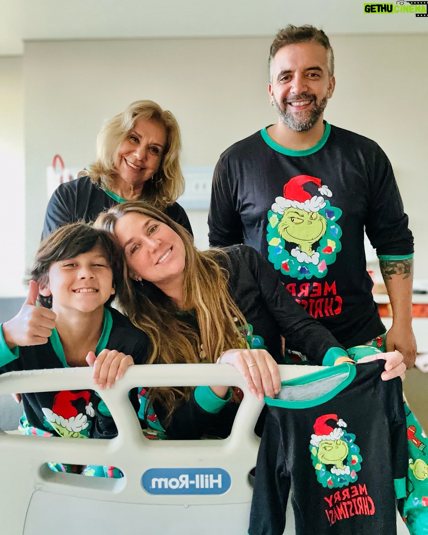 Flaviana Seeling - 30K Likes - Que el amor de Dios sea la estrella que ilumine nuestros caminos !!! Hoy recordamos que Jesús vino al mundo para salvarnos !!! Feliz Navidad!!! Feliz Natal!!
Una Navidad distinta, en la clínica, pero en familia y con mucho amor 🎄
