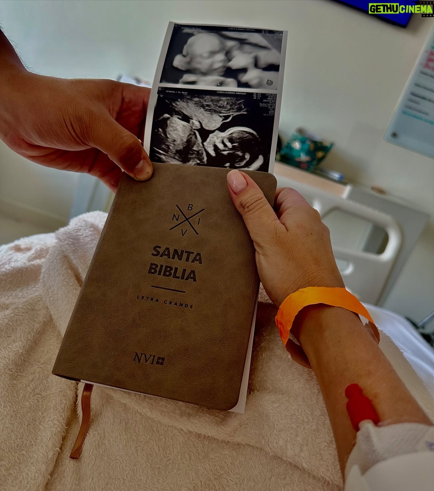 Flaviana Seeling - 27.6K Likes - Seguimos luchando!
Han sido días de mucha preocupación, miedo y temor, pero también días de mucha FE , oración y esperanza!!!!
Sabemos que DIOS es grande y nos aferramos a él con mucho amor y esperanza!
Queremos agradecer a todos los mensajes de apoyo y amor que de verdad se sienten en el alma!
Lucas 12:22-31 “Dios cuida de sus hijos “.
@orlando_carmona @taniagineste @giuliborlando @gianlucasplay juntitos 🧡 #navidadenlaclinica🎄🎅🏻