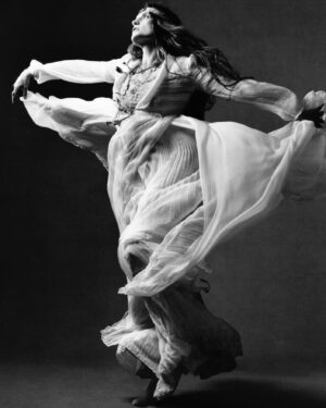 Florence Welch Instagram - ‘But until then, oh, you gods who power her, oh you humans who make her life hum, just let the woman sing’
Thank you @legroff ♥️

@tmagazine 
Photography @luisalbertorodriguezstudio 
Styling @vanessareidofficial