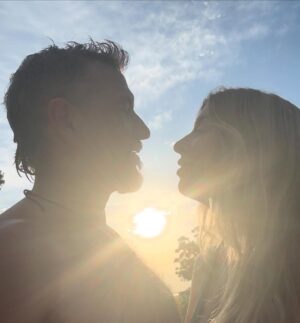 Florencia Bertotti Instagram - Escapada a Carmelo.
A 3 hs de Buenos Aires siempre es un plan perfecto.
Esta vez con madres para mimarlas! 
Spa, caminatas, cabalgatas, atardeceres y platos riquisiiimos.
Hace más de 10 años q venimos y volvemos a venir. Siempre es un placer.

@carmeloresortandspa 🤍