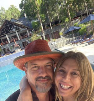 Florencia Bertotti Instagram - Escapada a Carmelo.
A 3 hs de Buenos Aires siempre es un plan perfecto.
Esta vez con madres para mimarlas! 
Spa, caminatas, cabalgatas, atardeceres y platos riquisiiimos.
Hace más de 10 años q venimos y volvemos a venir. Siempre es un placer.

@carmeloresortandspa 🤍