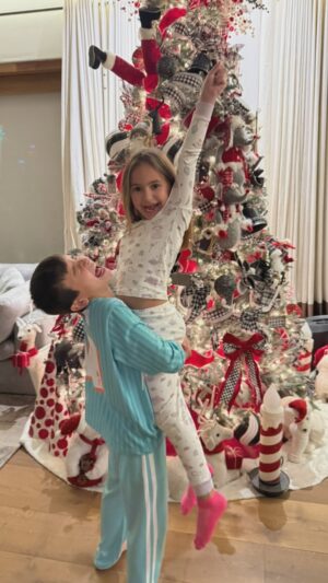 Florencia de Saracho Instagram - Después de un mes de eventos, estudios, doctores, bazar y muchas cosas más, no pude ayudar a Aitana a estudiar su poema, así  que decidimos que iba a decir la misma que su hermano, obviamente haciéndola más corta. Me llena de orgullo como Tati la ayudaba y le daba tips, mientras yo viví uno de los meses más difíciles, llenos de duda e incertidumbre. Así que hoy puedo decir que soy la mamá más orgullosa. Que bendición tan grande ser su Mamá.