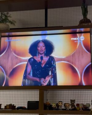 Foquinha Instagram - Você viu a Fernanda Torres? TOTALMENTE PREMIADA 🏆 QUE EMOÇÃO! QUE MOMENTO! Fernanda Torres ganhando Globo de Ouro das mãos de Viola Davis, homenageando sua mãe no discurso, levando por um filme tão significativo e de Walter Salles, mesmo diretor que em 1999 levava o prêmio de Filme Internacional no Globo de Ouro por Central do Brasil, junto com Fernanda Montenegro! Histórico!

E QUE VENHA O OSCAR! 🇧🇷🏆✨