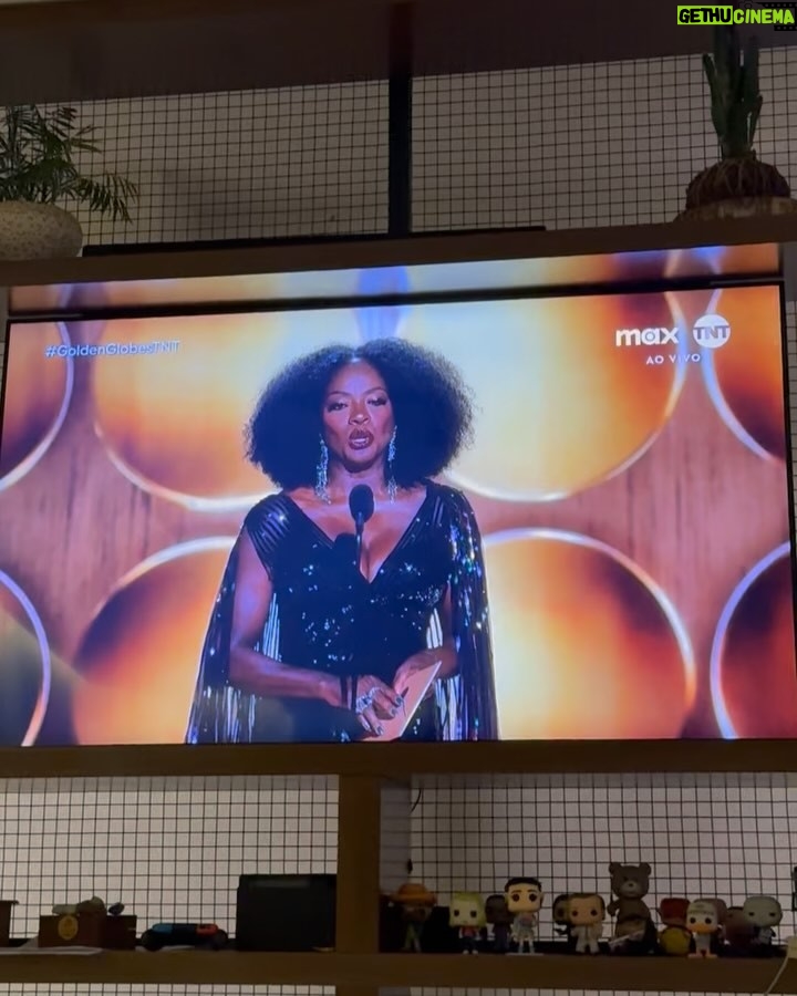 Foquinha - 53.1K Likes - Você viu a Fernanda Torres? TOTALMENTE PREMIADA 🏆 QUE EMOÇÃO! QUE MOMENTO! Fernanda Torres ganhando Globo de Ouro das mãos de Viola Davis, homenageando sua mãe no discurso, levando por um filme tão significativo e de Walter Salles, mesmo diretor que em 1999 levava o prêmio de Filme Internacional no Globo de Ouro por Central do Brasil, junto com Fernanda Montenegro! Histórico!
E QUE VENHA O OSCAR! 🇧🇷🏆✨