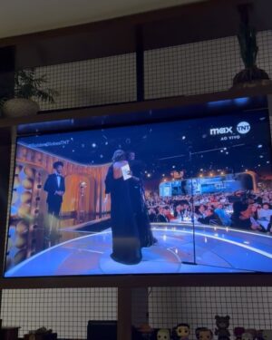 Foquinha Instagram - Você viu a Fernanda Torres? TOTALMENTE PREMIADA 🏆 QUE EMOÇÃO! QUE MOMENTO! Fernanda Torres ganhando Globo de Ouro das mãos de Viola Davis, homenageando sua mãe no discurso, levando por um filme tão significativo e de Walter Salles, mesmo diretor que em 1999 levava o prêmio de Filme Internacional no Globo de Ouro por Central do Brasil, junto com Fernanda Montenegro! Histórico!

E QUE VENHA O OSCAR! 🇧🇷🏆✨