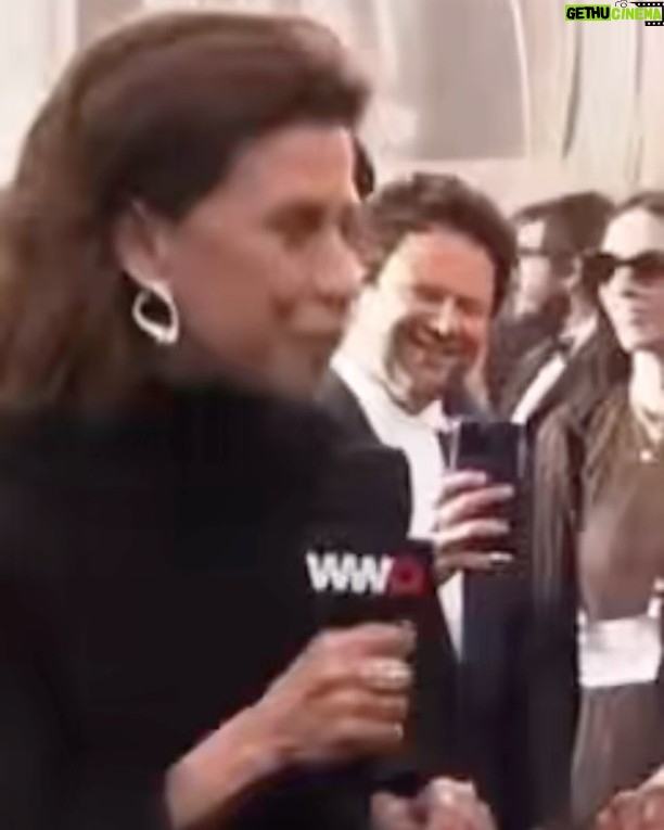 Foquinha - 53.1K Likes - Você viu a Fernanda Torres? TOTALMENTE PREMIADA 🏆 QUE EMOÇÃO! QUE MOMENTO! Fernanda Torres ganhando Globo de Ouro das mãos de Viola Davis, homenageando sua mãe no discurso, levando por um filme tão significativo e de Walter Salles, mesmo diretor que em 1999 levava o prêmio de Filme Internacional no Globo de Ouro por Central do Brasil, junto com Fernanda Montenegro! Histórico!
E QUE VENHA O OSCAR! 🇧🇷🏆✨