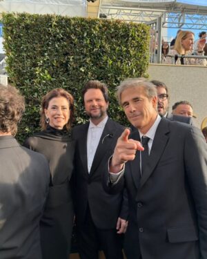 Foquinha Instagram - Você viu a Fernanda Torres? TOTALMENTE PREMIADA 🏆 QUE EMOÇÃO! QUE MOMENTO! Fernanda Torres ganhando Globo de Ouro das mãos de Viola Davis, homenageando sua mãe no discurso, levando por um filme tão significativo e de Walter Salles, mesmo diretor que em 1999 levava o prêmio de Filme Internacional no Globo de Ouro por Central do Brasil, junto com Fernanda Montenegro! Histórico!

E QUE VENHA O OSCAR! 🇧🇷🏆✨