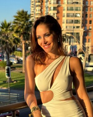 Francini Amaral Instagram - Feliz año nuevo a todos!!! 🙌🏻

Que sea un año maravilloso para todos, lleno de salud, paz, amor, trabajo y muchos viajes❤️

Pd: Hacía muchos años que no pasaba el año nuevo en Viña … la última vez fue en 2013 con mi mamá… que terminó falleciendo 6 meses después … 
Así que me sentí como si estuviera ahí conmigo… besos al cielo a mis angelitos ❤️❤️❤️