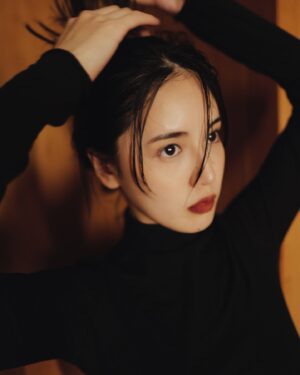 Fujii Karen Instagram - Intimissimiのウルトラライトカシミヤシリーズ、シンプルでありながら温かさと軽さを兼ね備えたアイテム。
インナーとしてだけでなく、重ね着や1枚でのスタイリングにもぴったり。
冬のスタイルに欠かせない、やわらかな着心地が心地よい。

豊富なカラーの中から、私は黒を選びました。

@intimissimijapanofficial @intimissimiofficial
#Intimissimi #インティミッシミ #intimissimigirls #PR