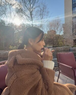 Fujii Karen Instagram - あけましておめでとうございます🎍🐍💫
2025年も健康第一で最高に幸せな年にしましょ🤍🕊️
本年もよろしくおねがいします😉