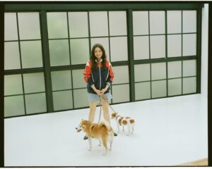 Fumi Nikaido Instagram - ciiron TOKYO "犬とわたし"
@ciiron_tokyo 

@tokachaan 
@makimakaribbon 
@makikakimoto 
@kyoheihattori 

with my beautiful GG&ZOY🐕🐶♥️