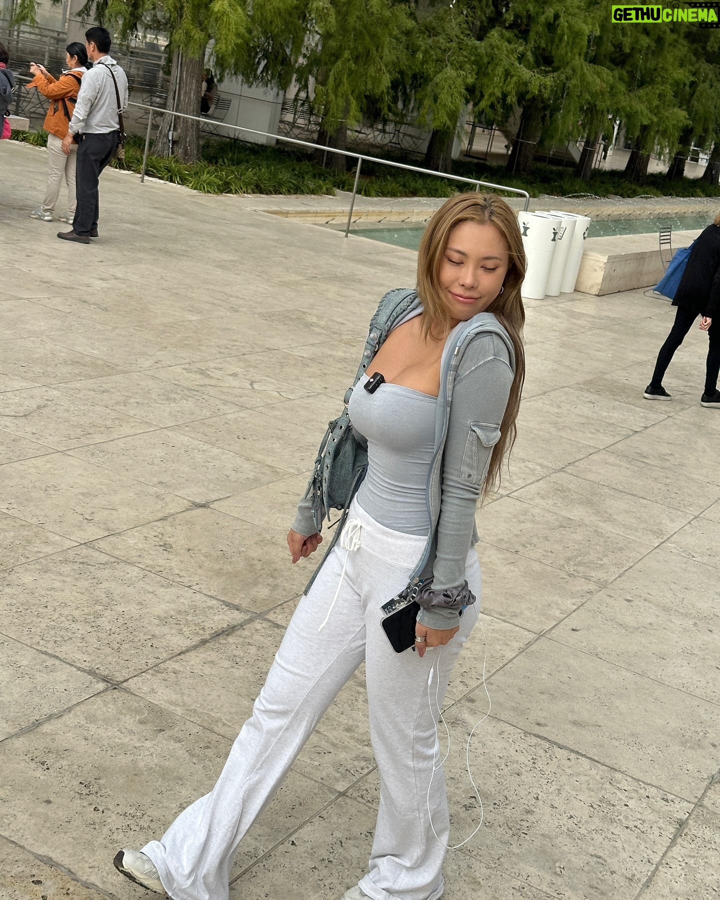 Gabee - 39.6K Likes - 8년만에 돌아온 마음의 고향 LA🇺🇸
LA 브이로그 업로드 기념으로 LA에서 찍은 사진들 나눠 봅니다-🤍
브이로그 보러 유튜브와요 온김에 슬픔피디랑 킹키 소개팅한것도 보고🥰