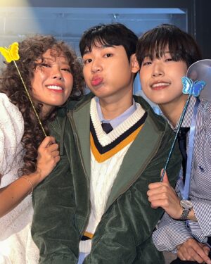 Gabee Instagram - 재쓰비 뮤비촬영 현장부터 팬콘까지🙂
각잡고 올리고 싶었는데… 생각이 너무 많아져서 그만…
일단 셋이 그 동안 찍은 셀카폭탄 투척합니닷…💣
부족한 점 투성이지만,
많이 응원해주시고 사랑해주셔서 정말 감사합니다!!!🫶
@jaessbee @happy_jae_jae @feellikefeel1