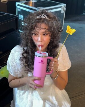 Gabee Instagram - 재쓰비 뮤비촬영 현장부터 팬콘까지🙂
각잡고 올리고 싶었는데… 생각이 너무 많아져서 그만…
일단 셋이 그 동안 찍은 셀카폭탄 투척합니닷…💣
부족한 점 투성이지만,
많이 응원해주시고 사랑해주셔서 정말 감사합니다!!!🫶
@jaessbee @happy_jae_jae @feellikefeel1