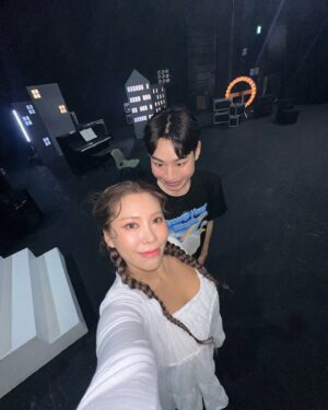 Gabee Instagram - 재쓰비 뮤비촬영 현장부터 팬콘까지🙂
각잡고 올리고 싶었는데… 생각이 너무 많아져서 그만…
일단 셋이 그 동안 찍은 셀카폭탄 투척합니닷…💣
부족한 점 투성이지만,
많이 응원해주시고 사랑해주셔서 정말 감사합니다!!!🫶
@jaessbee @happy_jae_jae @feellikefeel1