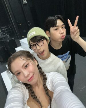 Gabee Instagram - 재쓰비 뮤비촬영 현장부터 팬콘까지🙂
각잡고 올리고 싶었는데… 생각이 너무 많아져서 그만…
일단 셋이 그 동안 찍은 셀카폭탄 투척합니닷…💣
부족한 점 투성이지만,
많이 응원해주시고 사랑해주셔서 정말 감사합니다!!!🫶
@jaessbee @happy_jae_jae @feellikefeel1