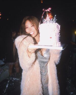 Gabee Instagram - Happy birthday to myself🎂 
인생 처음 열어보는 생일파티라 소심해진 마음에 
감사한 모든분들을 모두 초대드리지 못했어요…!
다음에 파티를 열게된다면 더 본격적으로 해볼게요😅
파티에 와주셔서 축하해주시고 즐겨주셔서 감사합니다❤️
파티를 하고 느낀건 내 주변엔 좋은 사람들 뿐이고 난 참 복받았다
입니다. 많은 선물을 받았지만 제게 가장 큰 선물은 사람이에요.
언제나 생각하지만 그대들 덕에 지금의 내가 있습니다 
늘 감사해요❤️ 내가 더 잘할게요!!