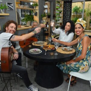 Gal Costa Instagram - 👩🏽‍🍳🥗Hoje é aniversário da super @belagil, e para comemorar a data, vamos relembrar a participação de Gal, @gilbertogil e @nandoreis no Especial Vida Mais Bela, exibido em 2017 no @gnt. Quem mais arrasa na cozinha por aqui? 

🎉 Parabéns, Bela! 

Foto: Kiko Cabral 

#GalCosta #BelaGil #GilbertoGil #NandoReis #EquipeGal