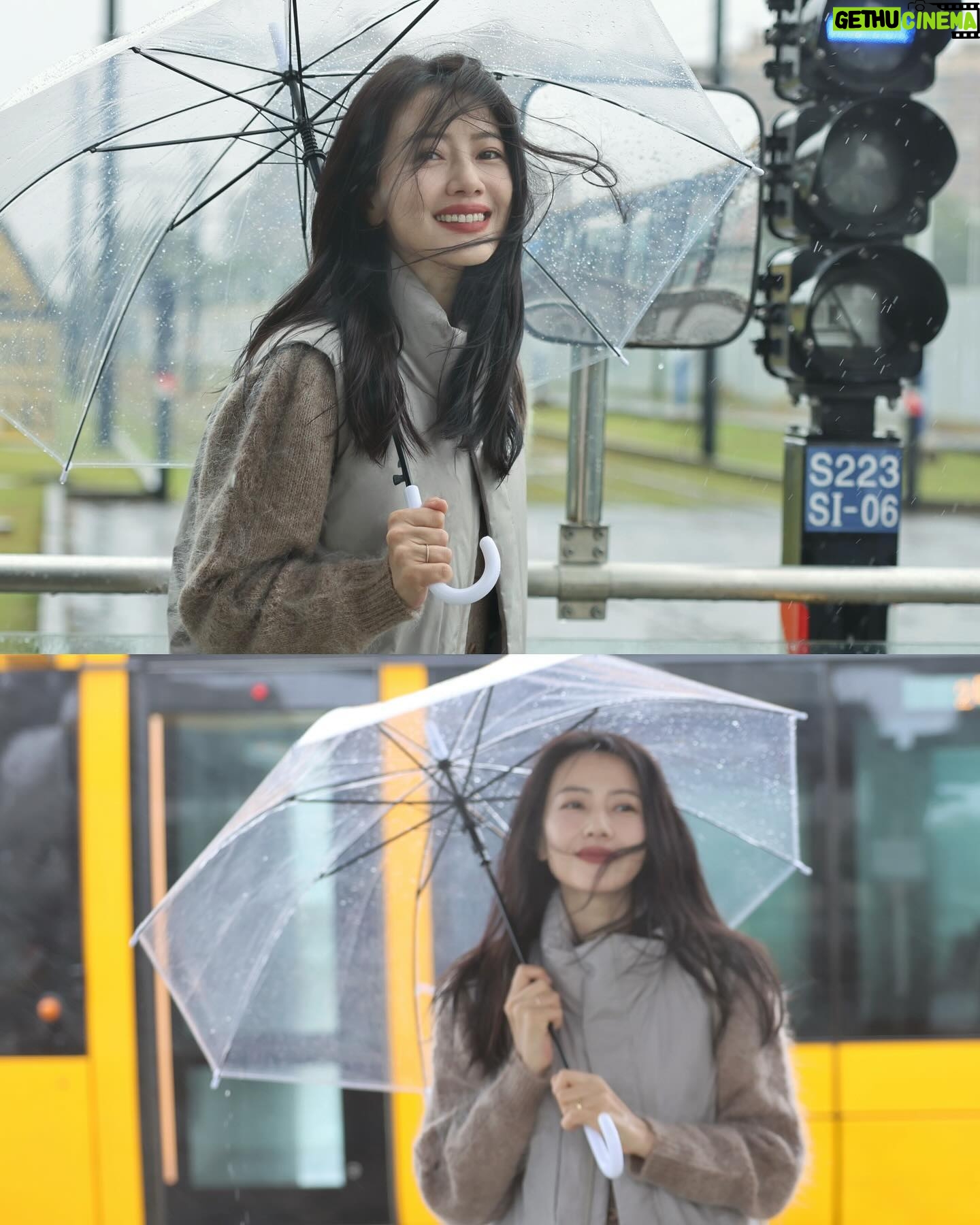 Gao Yuanyuan - 13.1K Likes - 等车 等雨停🚋#GOOTD