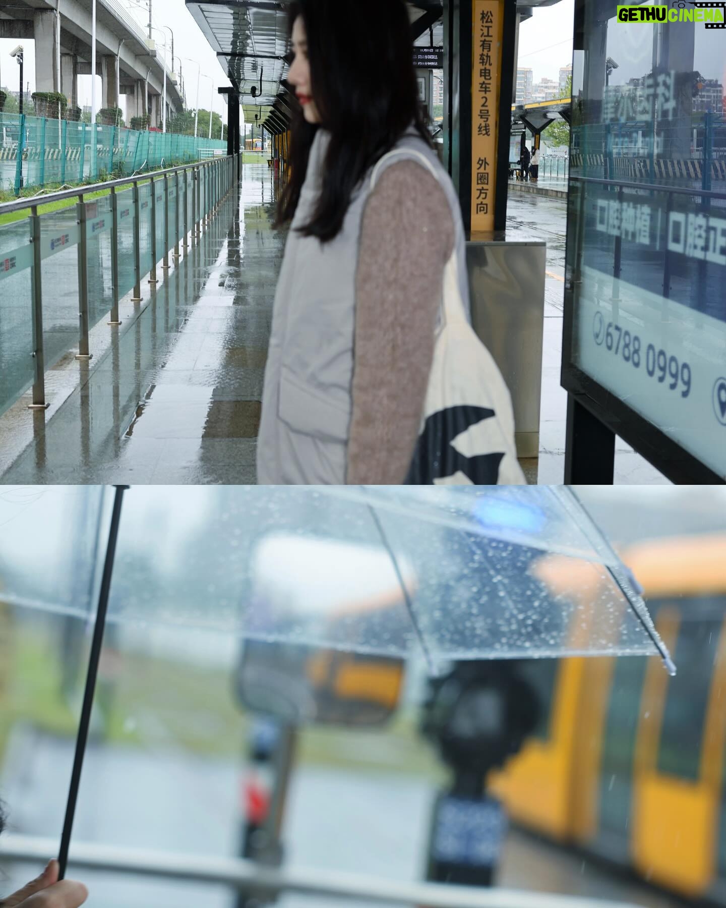 Gao Yuanyuan - 13.1K Likes - 等车 等雨停🚋#GOOTD