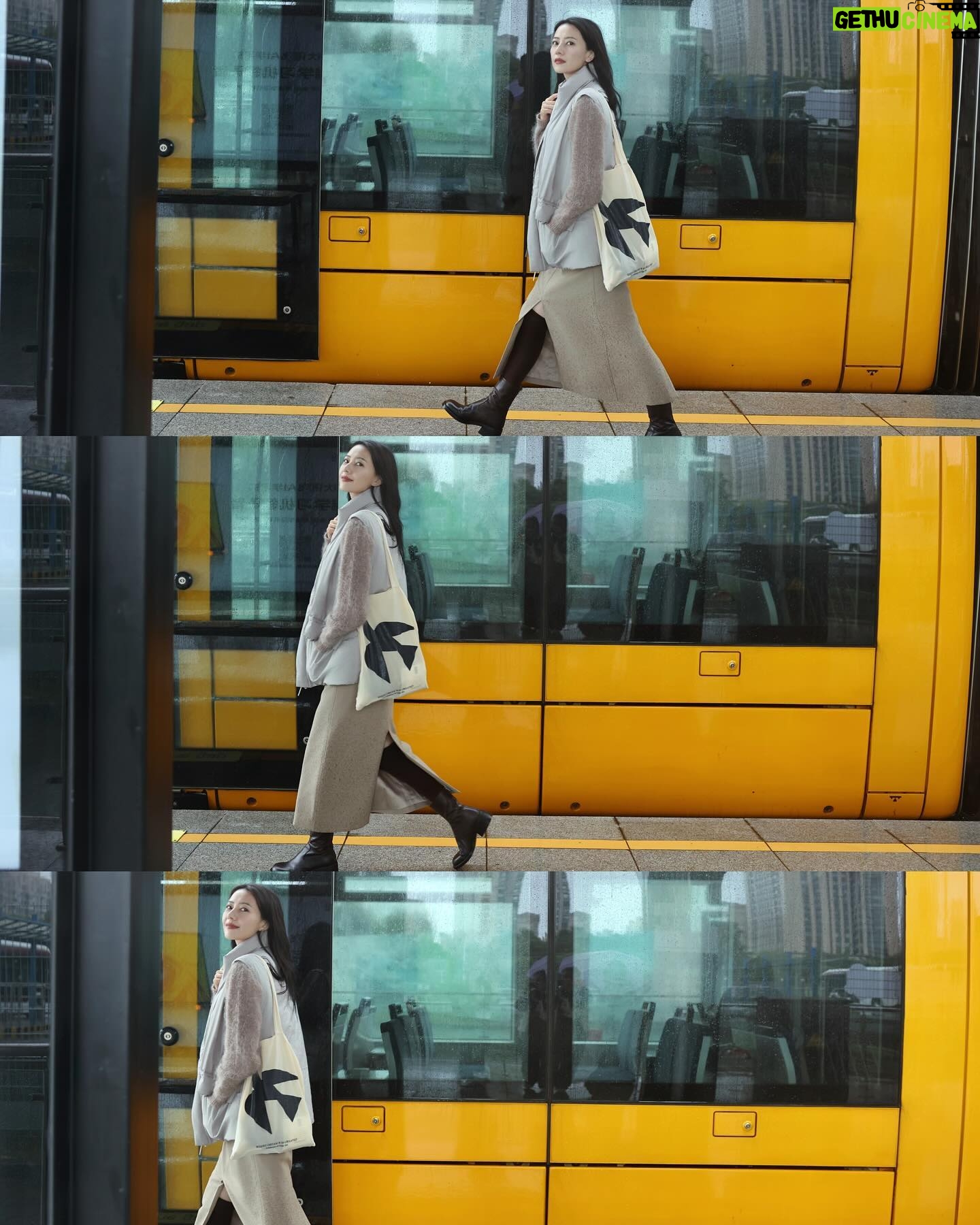 Gao Yuanyuan - 13.1K Likes - 等车 等雨停🚋#GOOTD