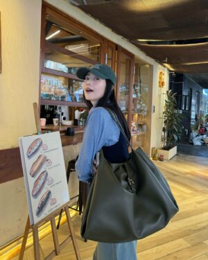 Gao Yuanyuan Instagram - 过具体的生活📖☕️#GOOTD