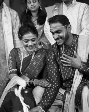 Gautami Deshpande Instagram - भावाचं लग्न 🥹 welcome @madhuparna.sastakar …. तू नावासारखीच गोड़ आहेस ...... आणि @kaivalya.deshpande …झालंच कि रे लग्न 🤭😘 I love you both 🥹🥹

#marriage #wedding #weddingstyle #love #laughter #happilyeverafter #couplegoals