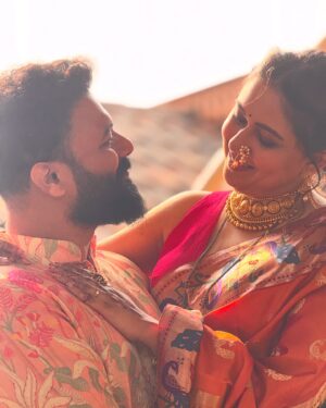 Gautami Deshpande Instagram - भावाचं लग्न 🥹 welcome @madhuparna.sastakar …. तू नावासारखीच गोड़ आहेस ...... आणि @kaivalya.deshpande …झालंच कि रे लग्न 🤭😘 I love you both 🥹🥹

#marriage #wedding #weddingstyle #love #laughter #happilyeverafter #couplegoals