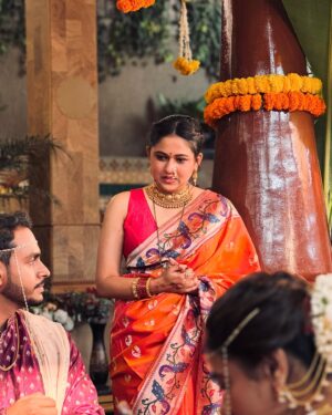 Gautami Deshpande Instagram - भावाचं लग्न 🥹 welcome @madhuparna.sastakar …. तू नावासारखीच गोड़ आहेस ...... आणि @kaivalya.deshpande …झालंच कि रे लग्न 🤭😘 I love you both 🥹🥹

#marriage #wedding #weddingstyle #love #laughter #happilyeverafter #couplegoals