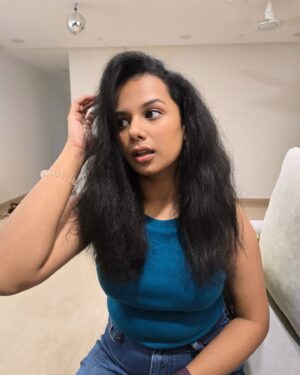 Gautami Kawale Instagram - Y’all kept asking me to post these 
So…random dump (also hair FAIL) let’s stick to the curls 🙏🏼

-Again clicked on a Samsung phone-
#ootd #hair #straighthair #straightening #curls #curly #curlytostraight #potraits