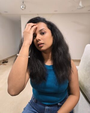 Gautami Kawale Instagram - Y’all kept asking me to post these 
So…random dump (also hair FAIL) let’s stick to the curls 🙏🏼

-Again clicked on a Samsung phone-
#ootd #hair #straighthair #straightening #curls #curly #curlytostraight #potraits
