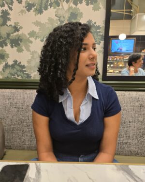 Gautami Kawale Instagram - Let’s go grab coffee! ☕️ 

Clicked on @ samsung

#coffee #cafe #cafehopping #ootd #formal #curls #curly #portrait