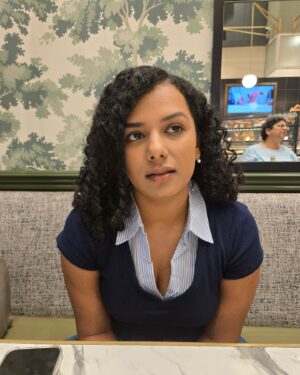 Gautami Kawale Instagram - Let’s go grab coffee! ☕️ 

Clicked on @ samsung

#coffee #cafe #cafehopping #ootd #formal #curls #curly #portrait