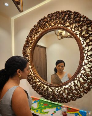Gautami Kawale Instagram - Saj gayi mein… diwali ke liye 🪔 

(full pics soon)
#ootd #traditional #diwali #diwali2024 #saree #mirror #curls #brown #espresso #portrait #portraitphotography