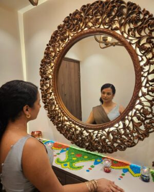 Gautami Kawale Instagram - Saj gayi mein… diwali ke liye 🪔 

(full pics soon)
#ootd #traditional #diwali #diwali2024 #saree #mirror #curls #brown #espresso #portrait #portraitphotography