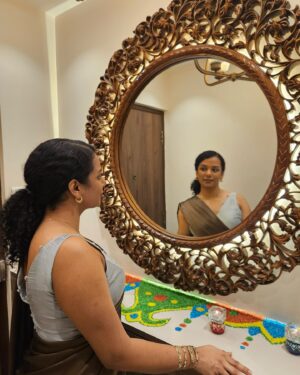 Gautami Kawale Instagram - Saj gayi mein… diwali ke liye 🪔 

(full pics soon)
#ootd #traditional #diwali #diwali2024 #saree #mirror #curls #brown #espresso #portrait #portraitphotography