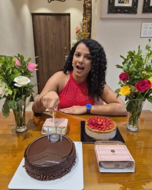 Gautami Kawale Instagram - no rizz just sparkly loving eyes and a heart that feels ready to pour right out of my ribcage at any given time

V v late birthday dump!! 😢✖️🧁

#dump #belated #old #birthday #ootd #cake #curls #curly #hair #outfit #flowers #bouquet