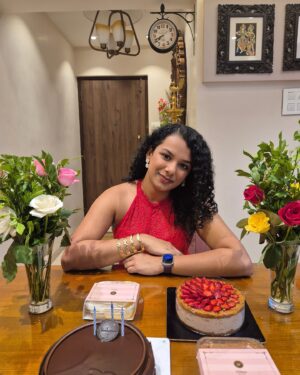 Gautami Kawale Instagram - no rizz just sparkly loving eyes and a heart that feels ready to pour right out of my ribcage at any given time

V v late birthday dump!! 😢✖️🧁

#dump #belated #old #birthday #ootd #cake #curls #curly #hair #outfit #flowers #bouquet