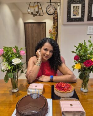 Gautami Kawale Instagram - no rizz just sparkly loving eyes and a heart that feels ready to pour right out of my ribcage at any given time

V v late birthday dump!! 😢✖️🧁

#dump #belated #old #birthday #ootd #cake #curls #curly #hair #outfit #flowers #bouquet