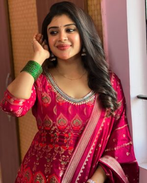 Gayathri Shan Instagram - 🌹
.
.
.

Hair @shalini_hairartist